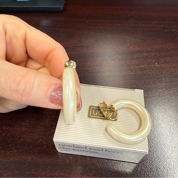 Avon Pearlized Swirl Hoop clip Earrings size large NIB vintage 1991 - Picture 5 of 5